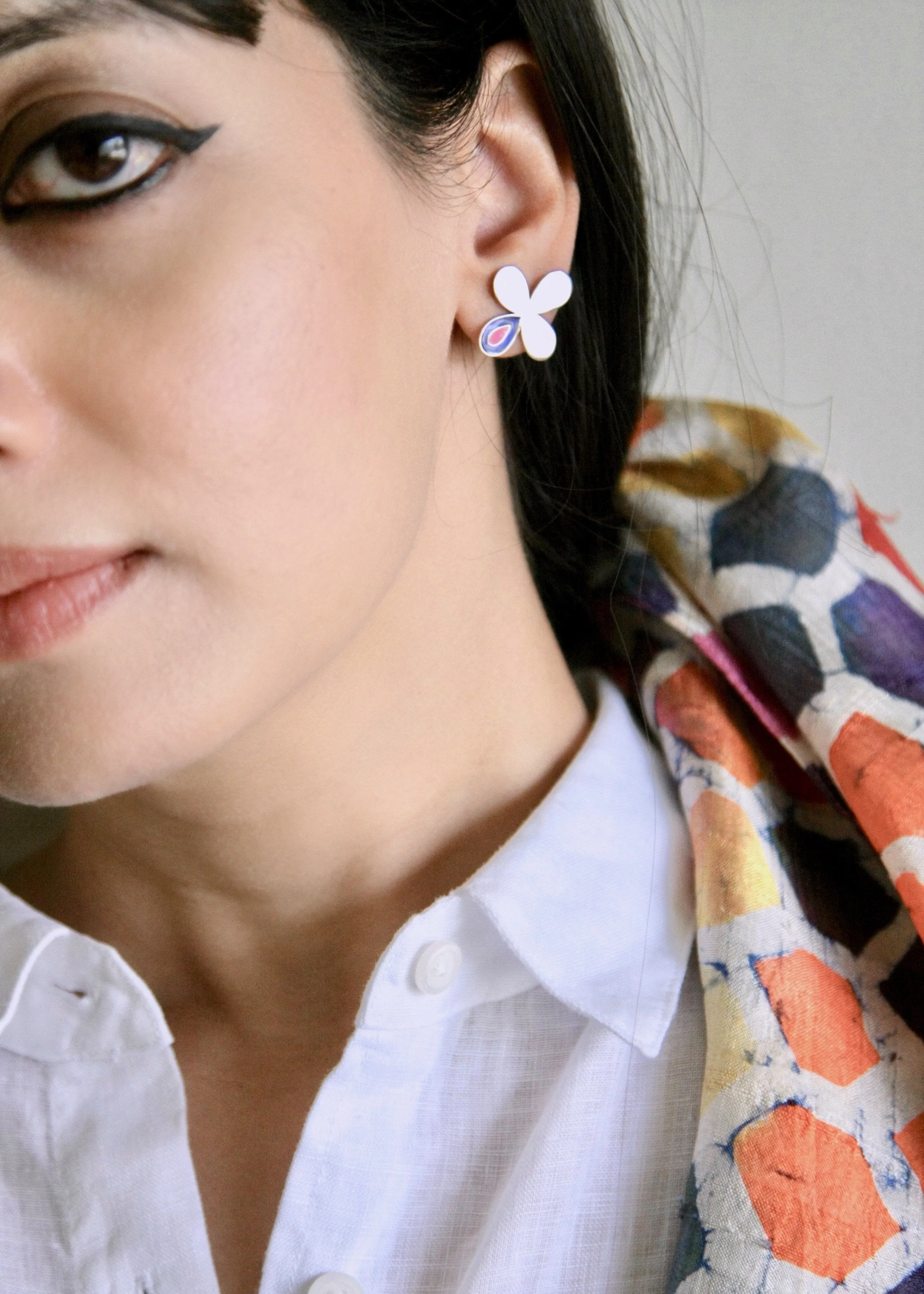 Chic, asymmetrical floral 'puspa' ear studs