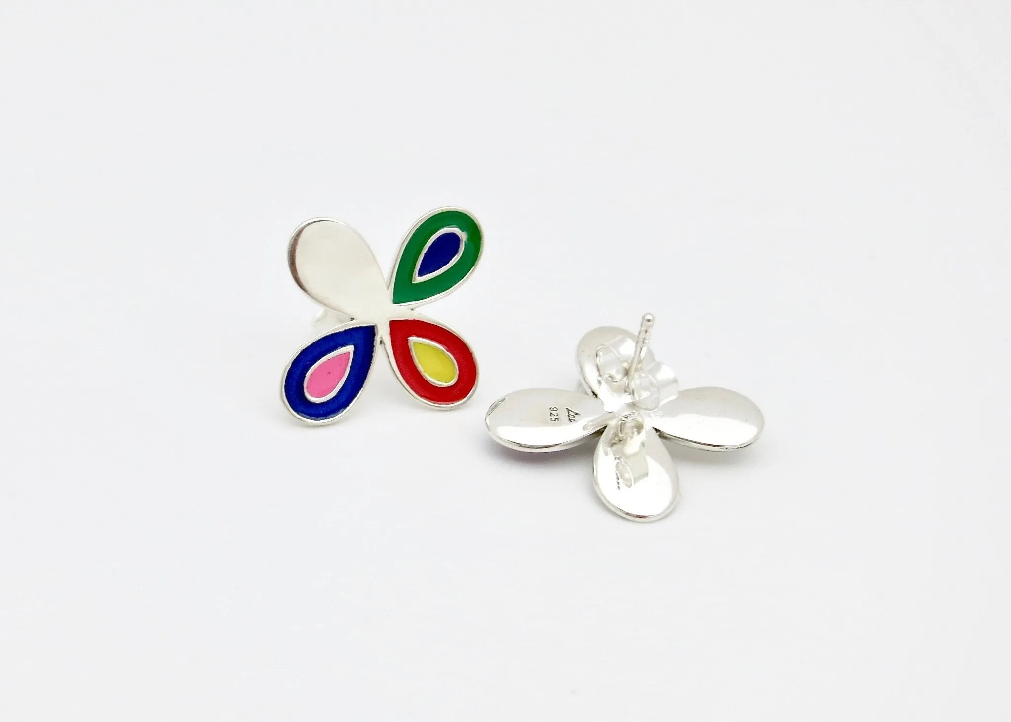 Chic, asymmetrical floral 'puspa' ear studs
