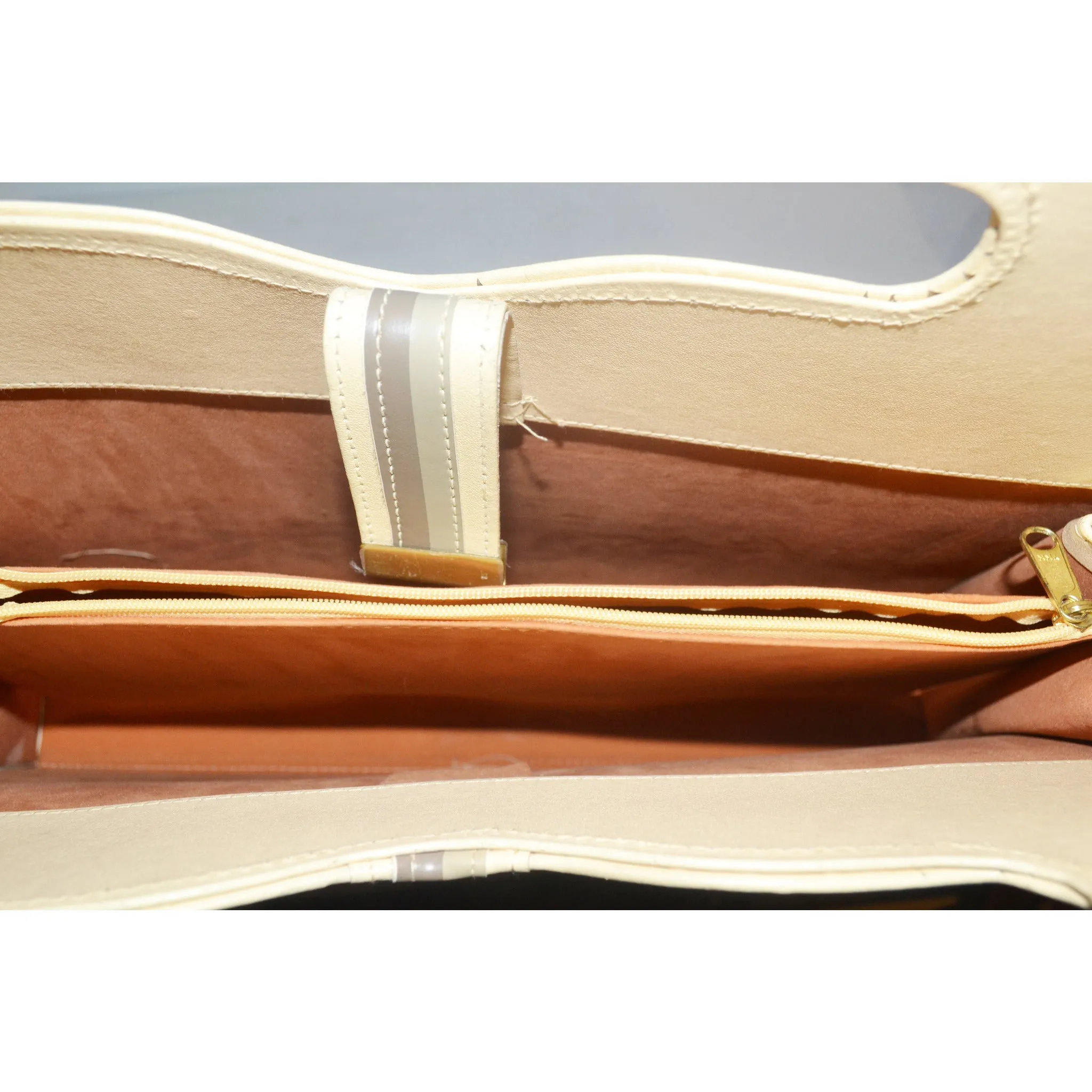 Chic Cream Leather Square Purse By Monaco